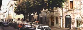 Piazzetta delle erbe, ingresso e vetrine della Bottega del Bongustaio